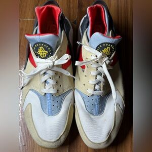 Nike Air Huarache Yin and Yang Set to Rise Sneakers DV2117-700